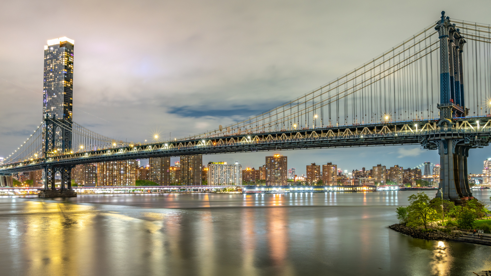 Мост через реку в парке  Фултон Ферри Ландинг в Нью Йорке, США