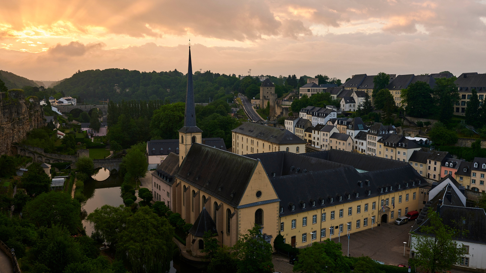 Солнце в небе над красивым зданием, Люксембург