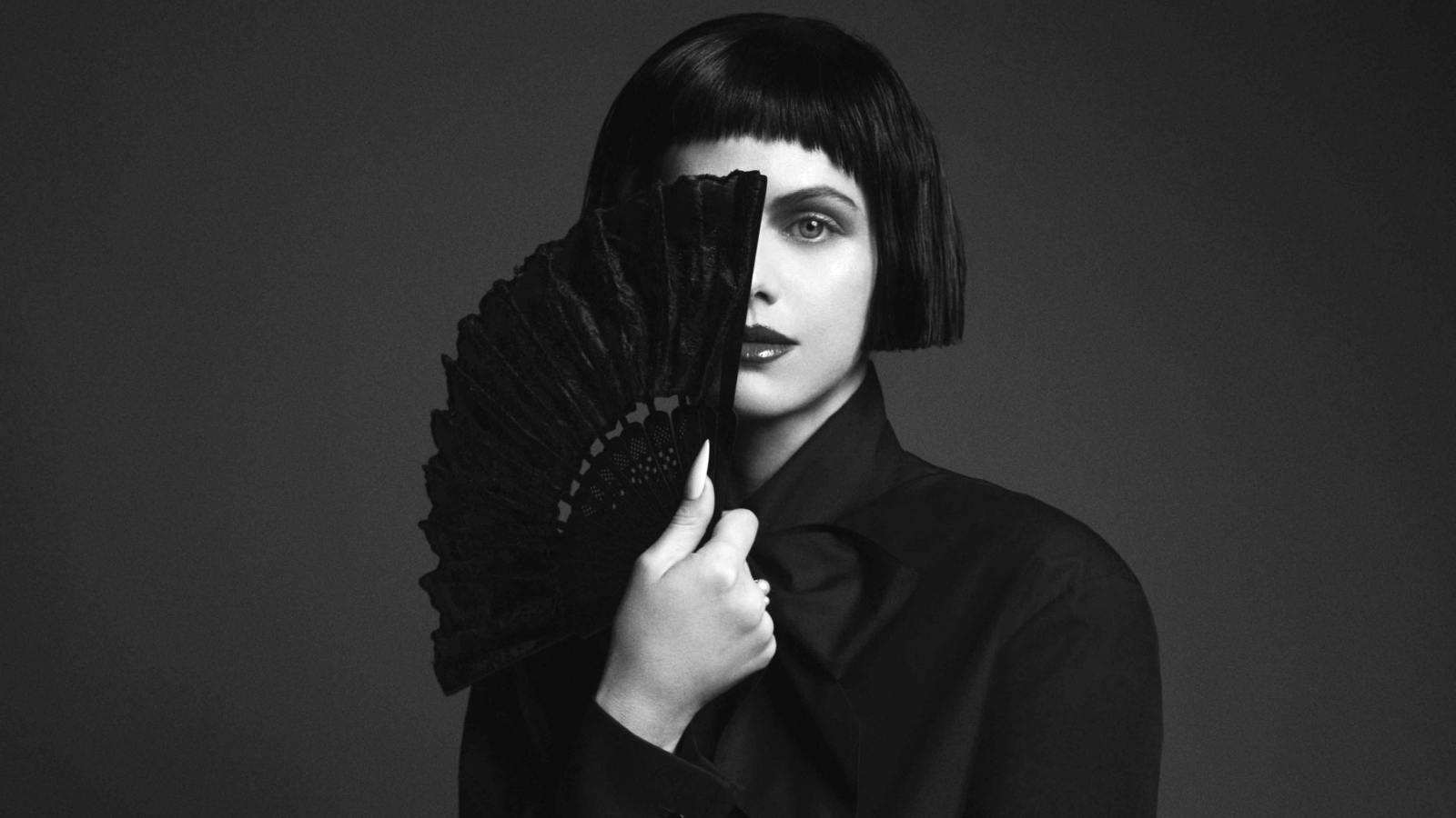 Актриса Александра Даддарио с веером в руках черно-белое фото