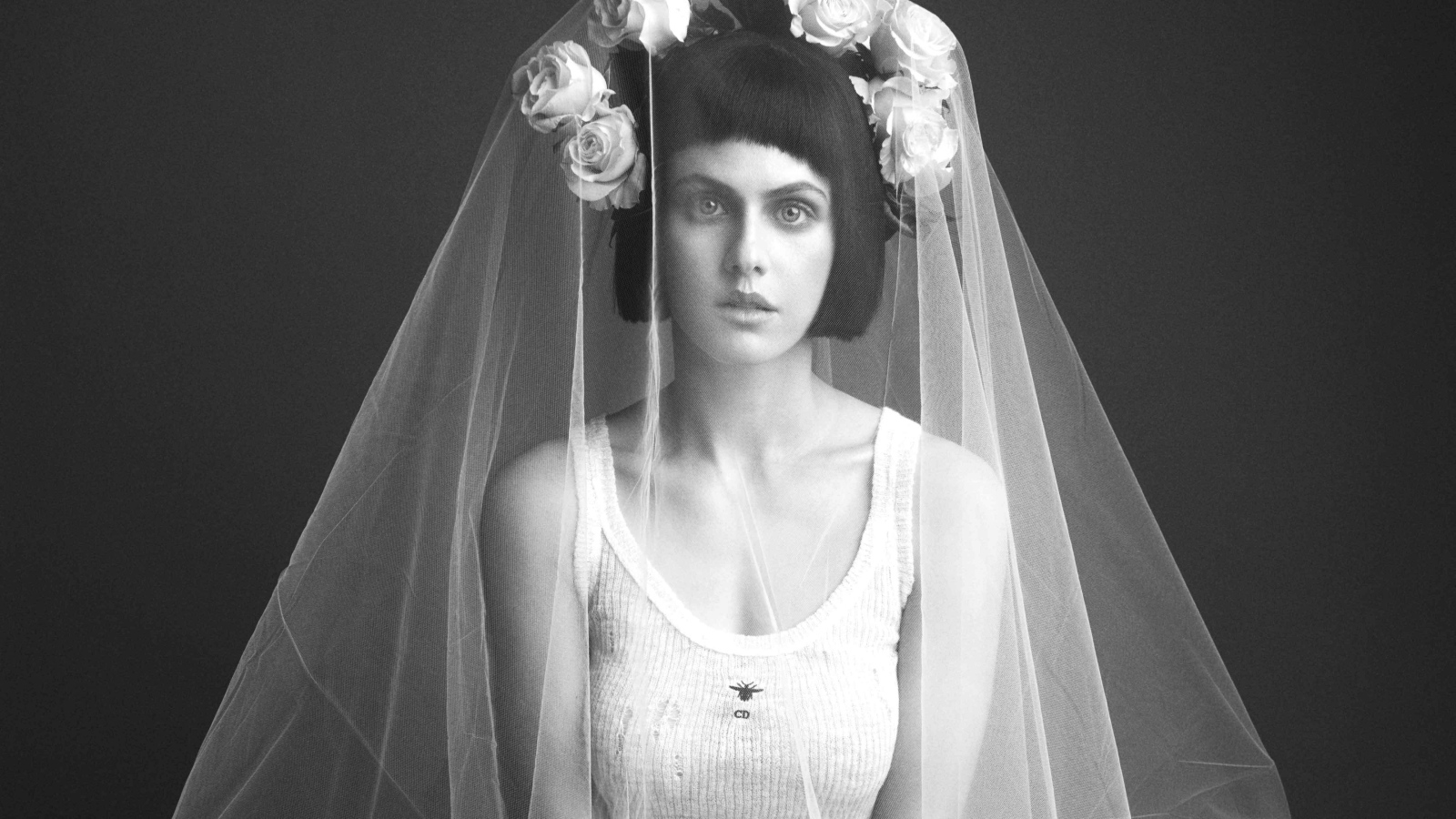 Актриса Александра Даддарио с фатой на голове