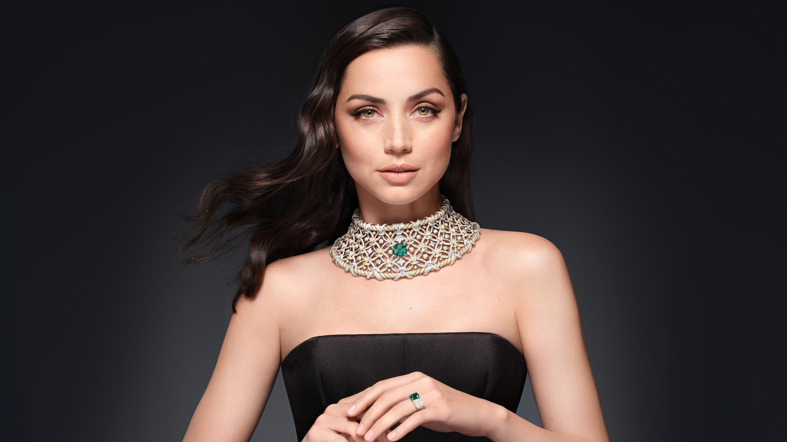 Актриса Ана де Армас с дорогим украшением на шее