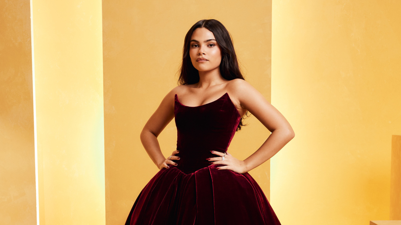 Актриса Ариана Гринблатт в платье на желтом фоне