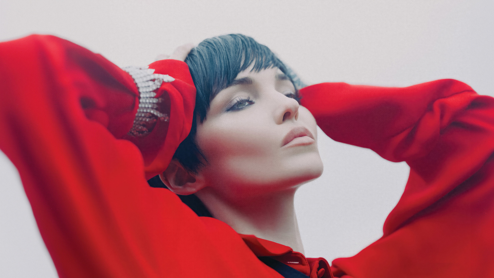 Актриса Дав Кэмерон в красном наряде с короткой стрижкой