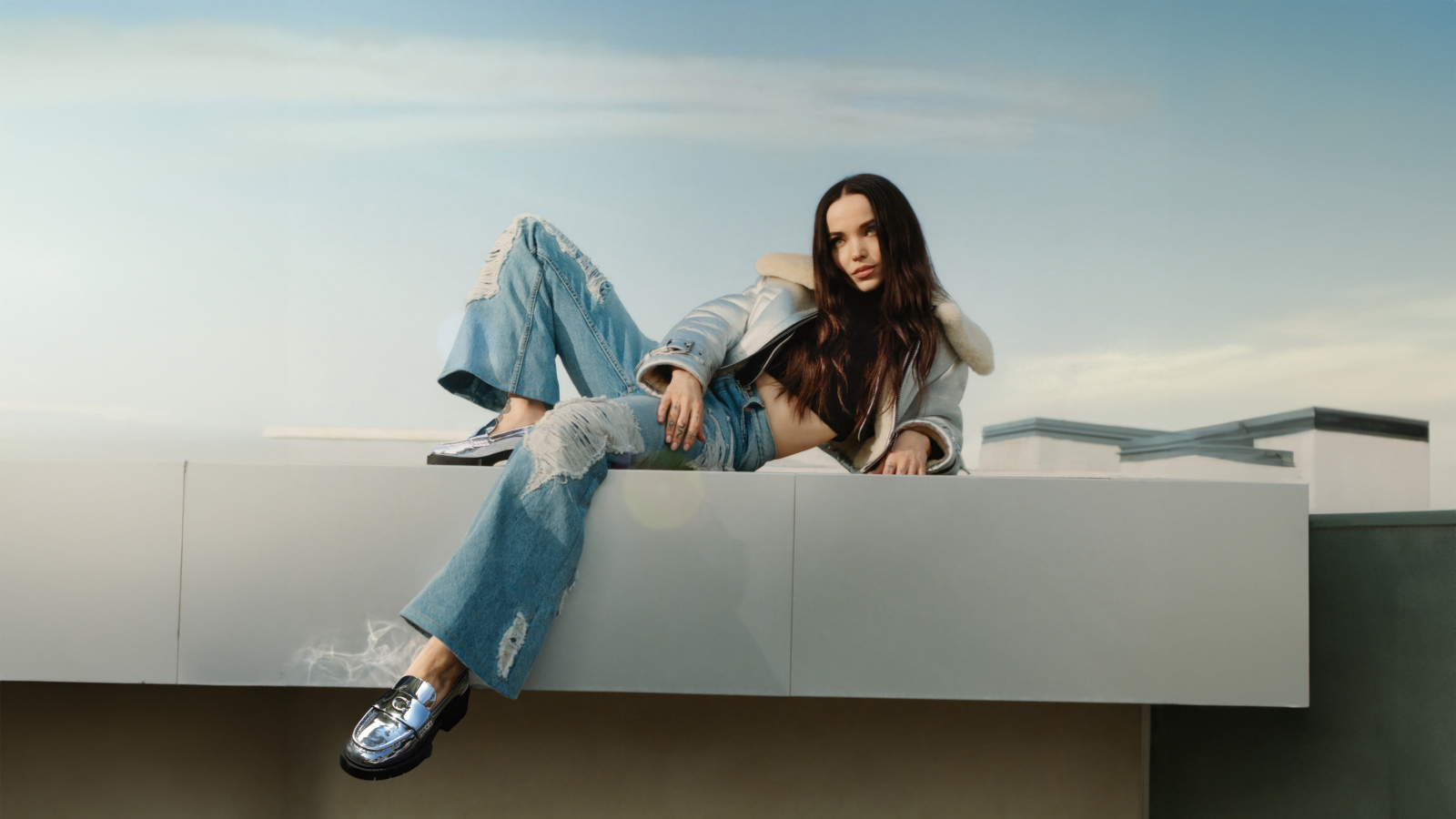 Актриса Дав Кэмерон в модных джинсах