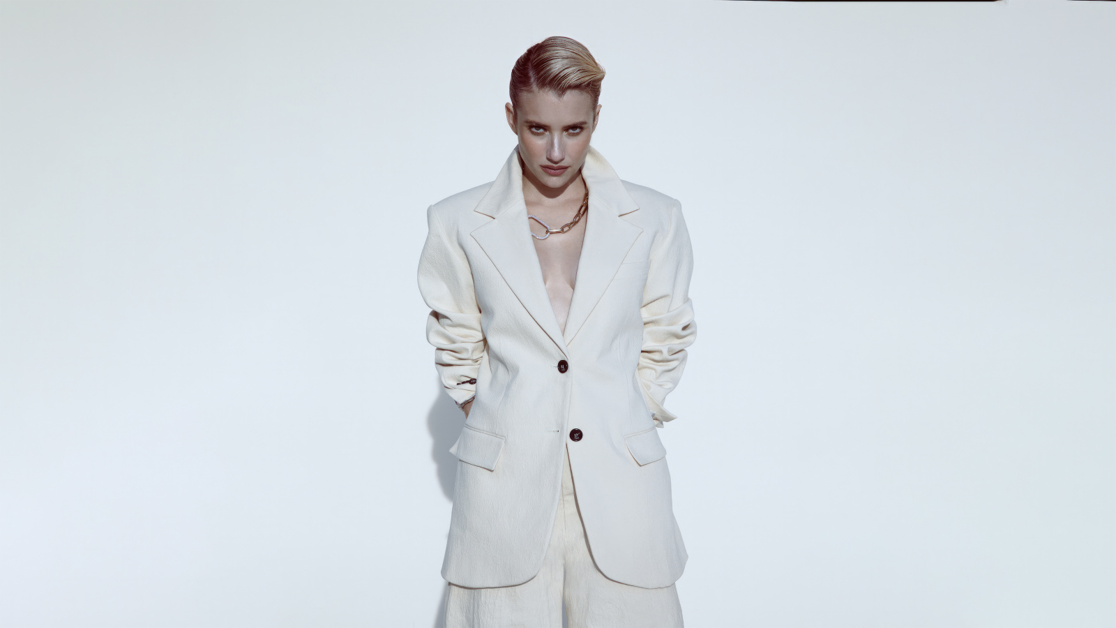 Актриса Эмма Робертс в стильном белом костюме