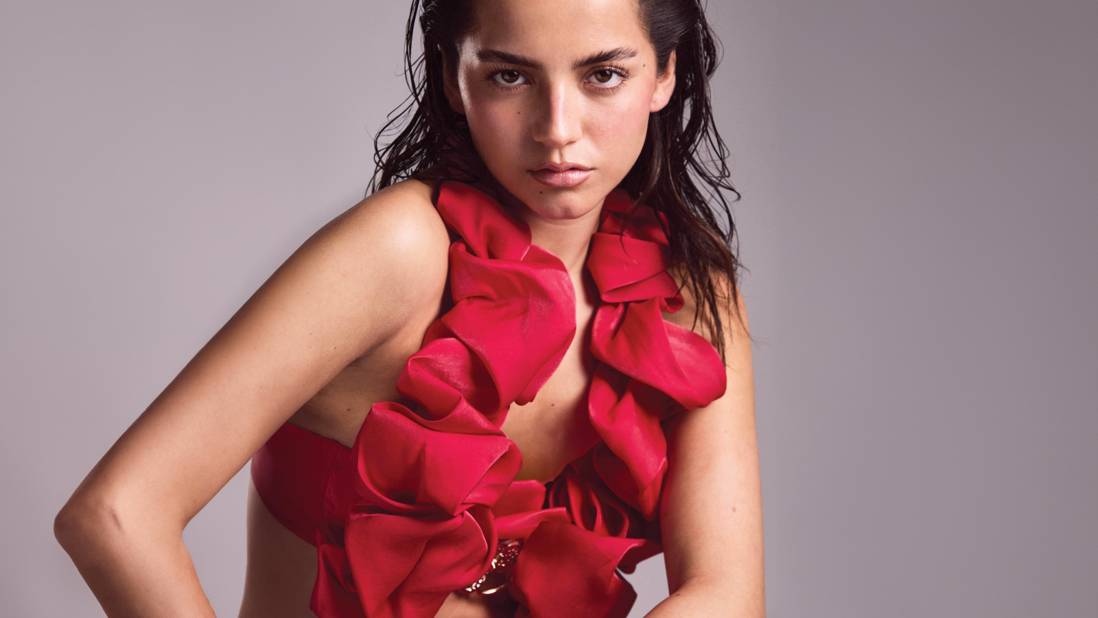 Актриса Изабела Мерсед в красном купальнике