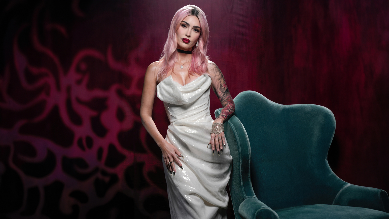 Актриса Меган Фокс в белом платье у кресла