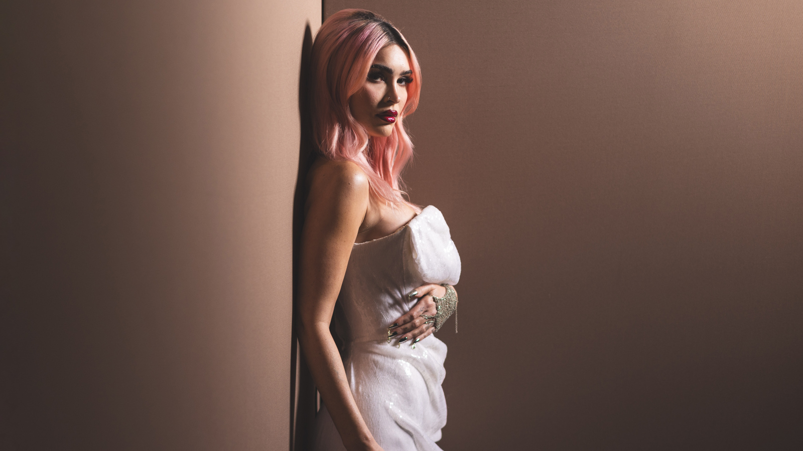 Актриса Меган Фокс с розовыми волосами в белом платье