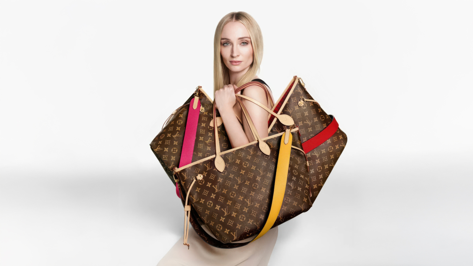 Актриса Софи Тернер с тремя сумками Луи Виттон