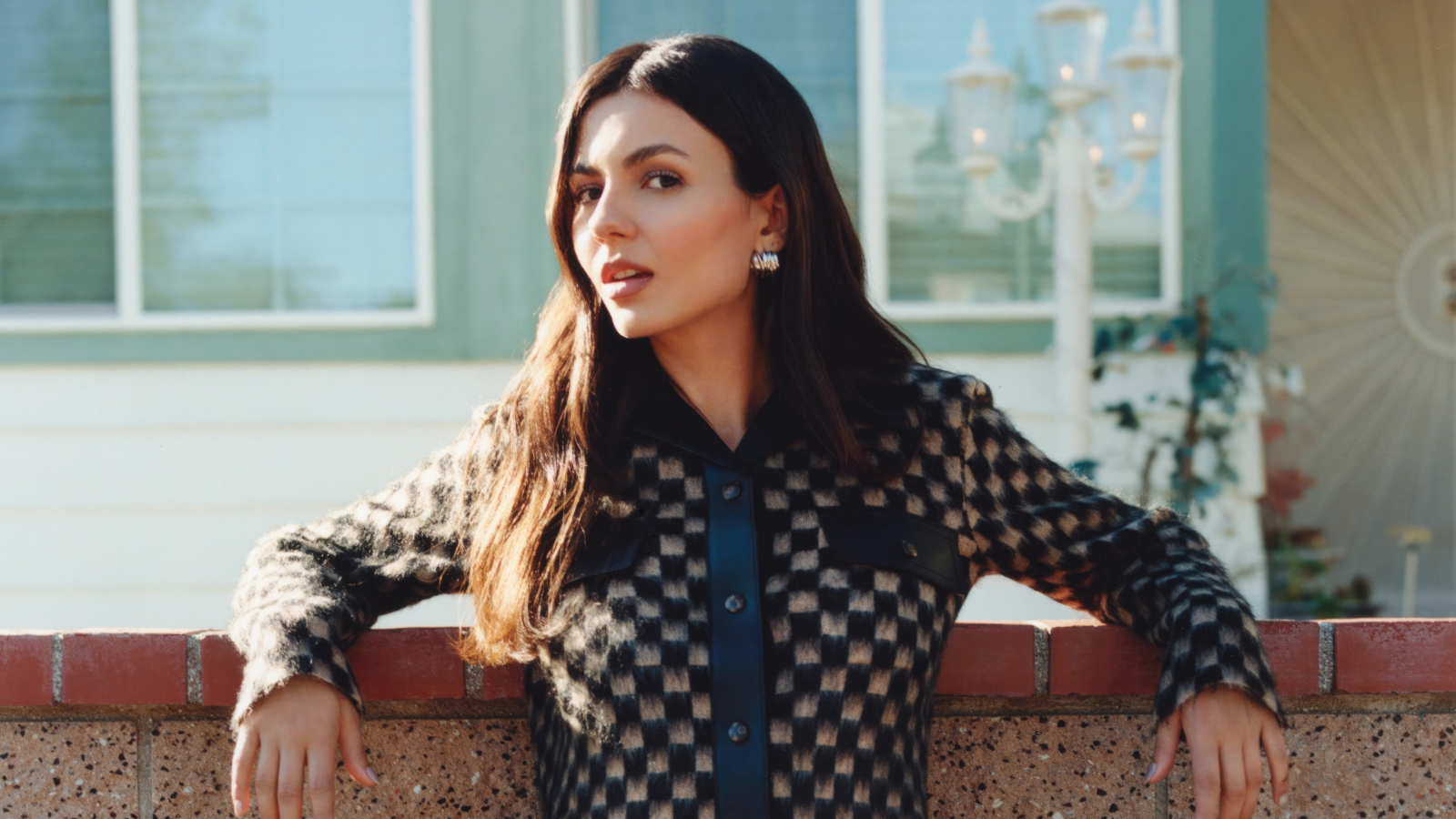 Актриса Виктория Джастис в теплой кофте