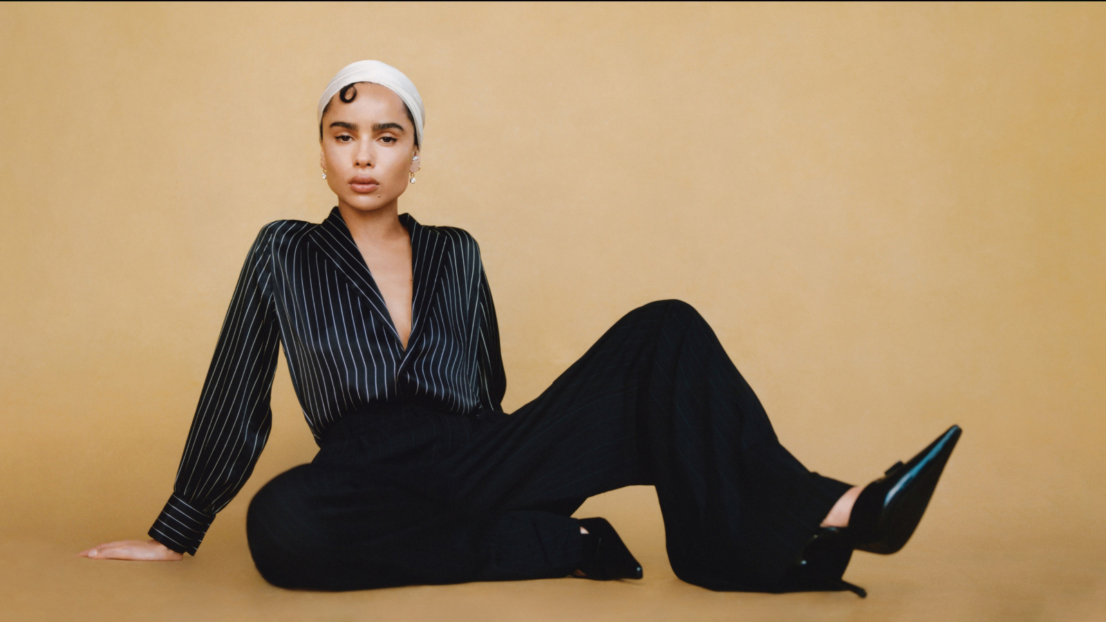 Актриса Зои Кравиц сидит на полу