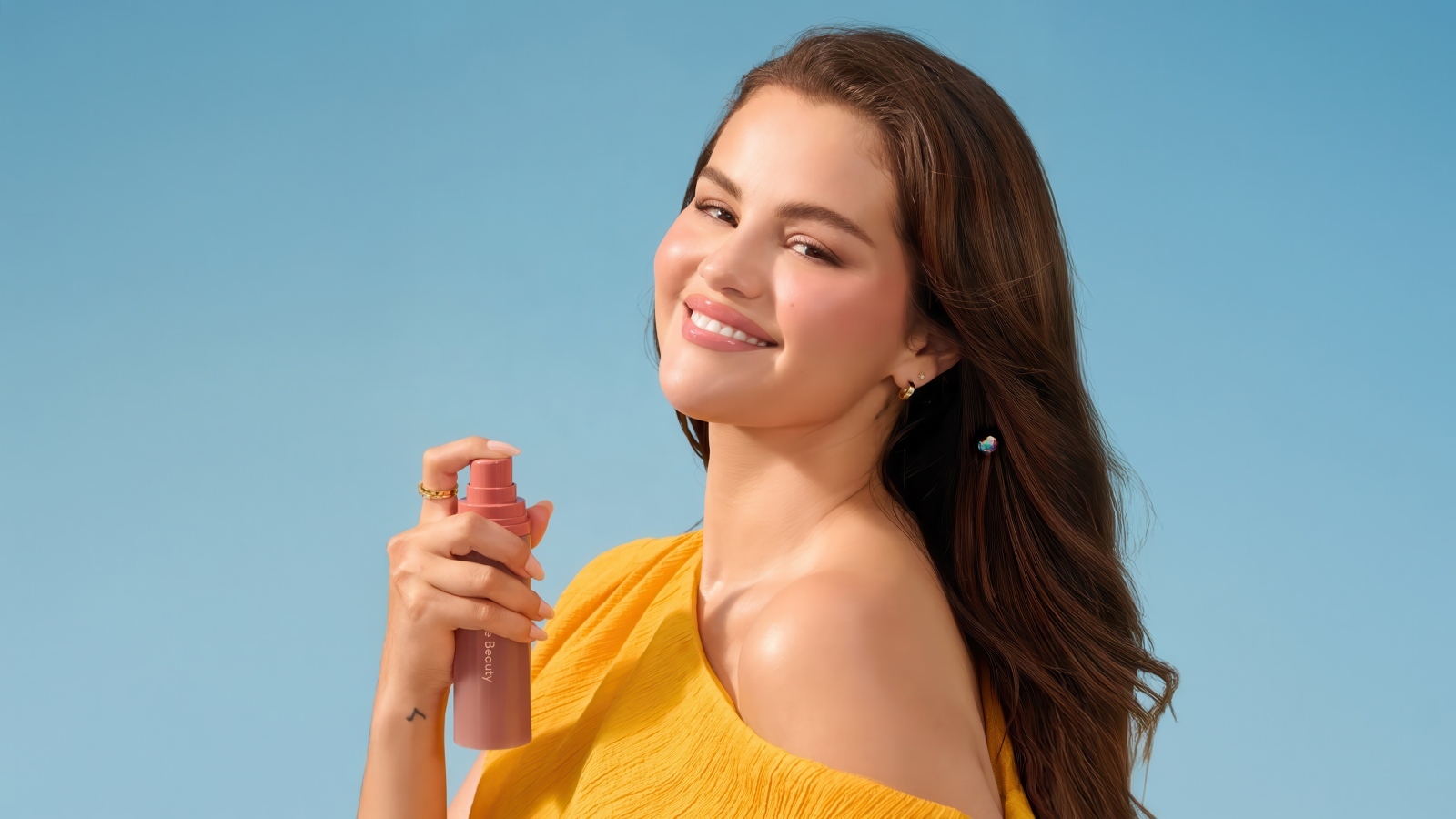 Актриса и певица Селена Гомес со спреем в руках