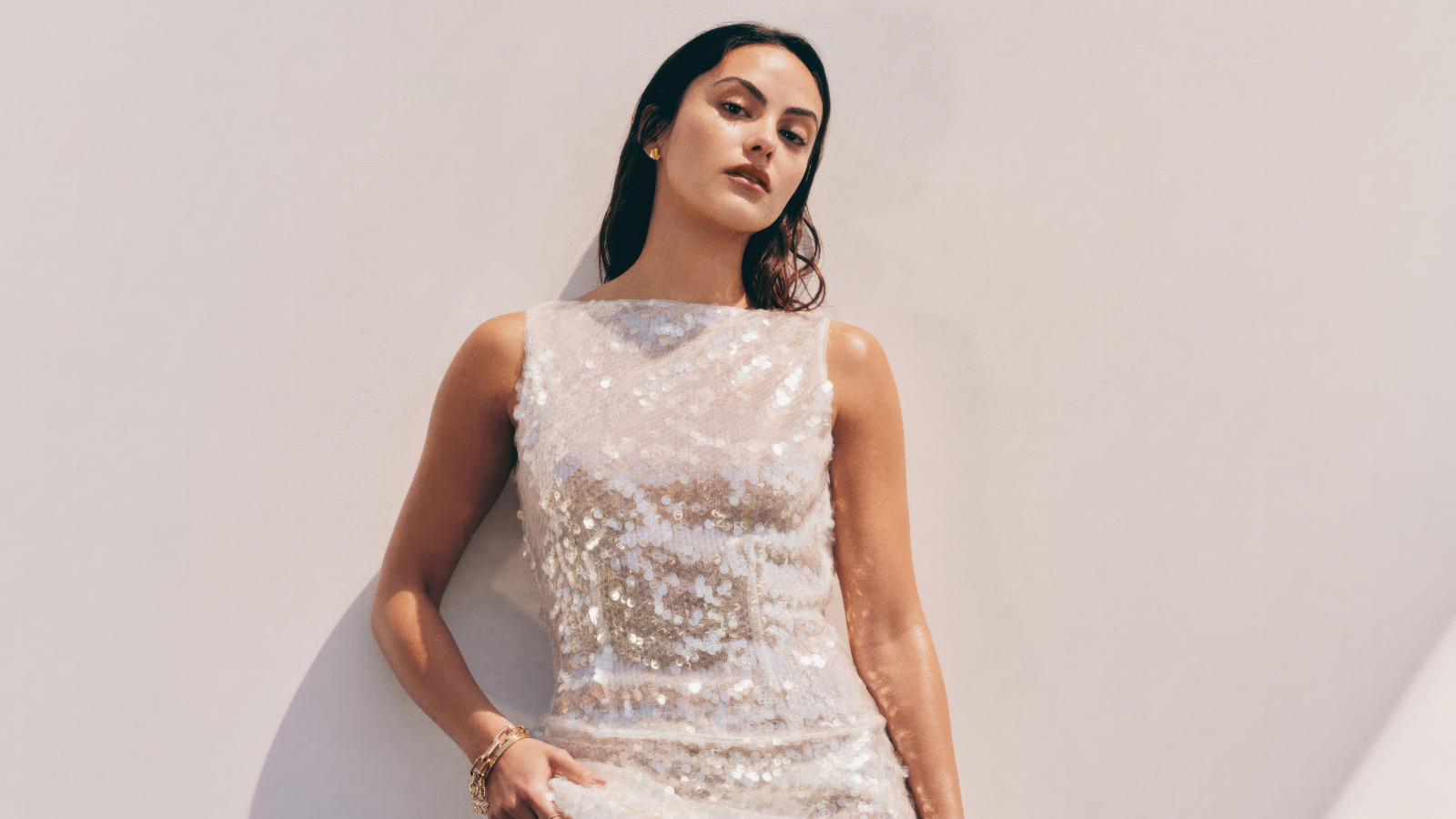 Американская актриса Камила Мендес в блестящем платье