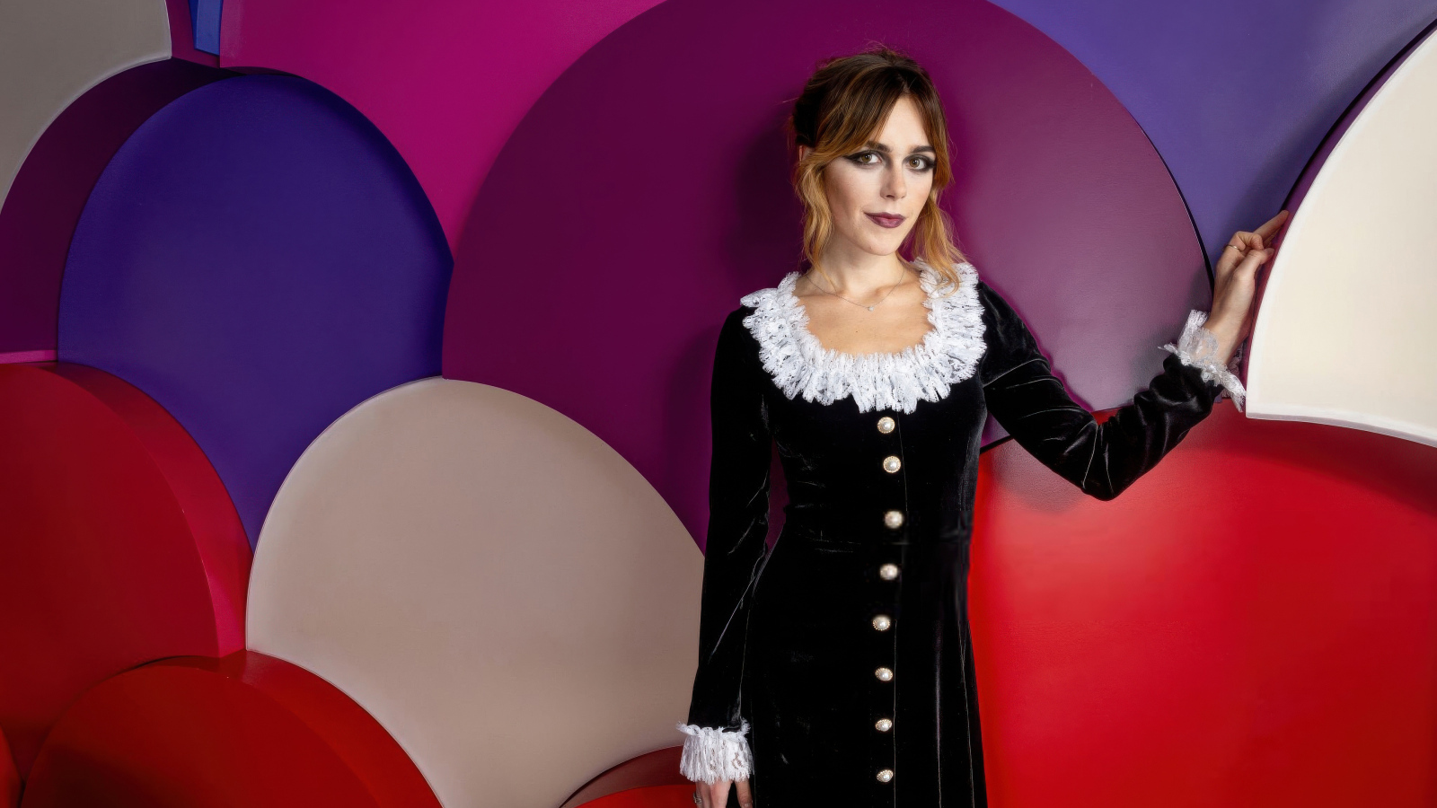 Американская актриса Кирнан Шипка на разноцветном фоне