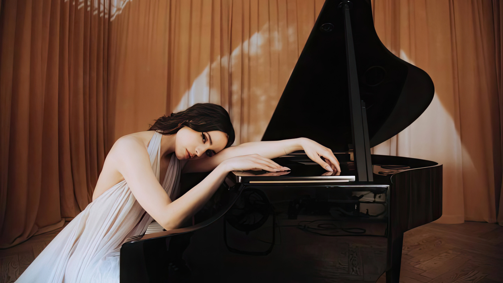 Американская актриса София Карсон с роялем