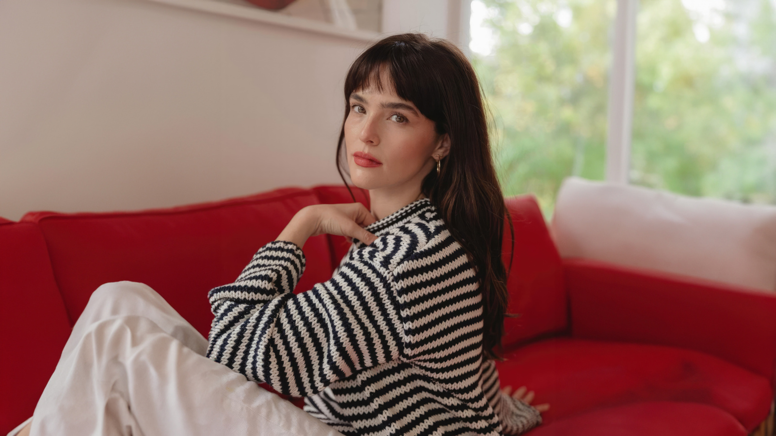 Американская актриса Зои Дойч в полосатом свитере