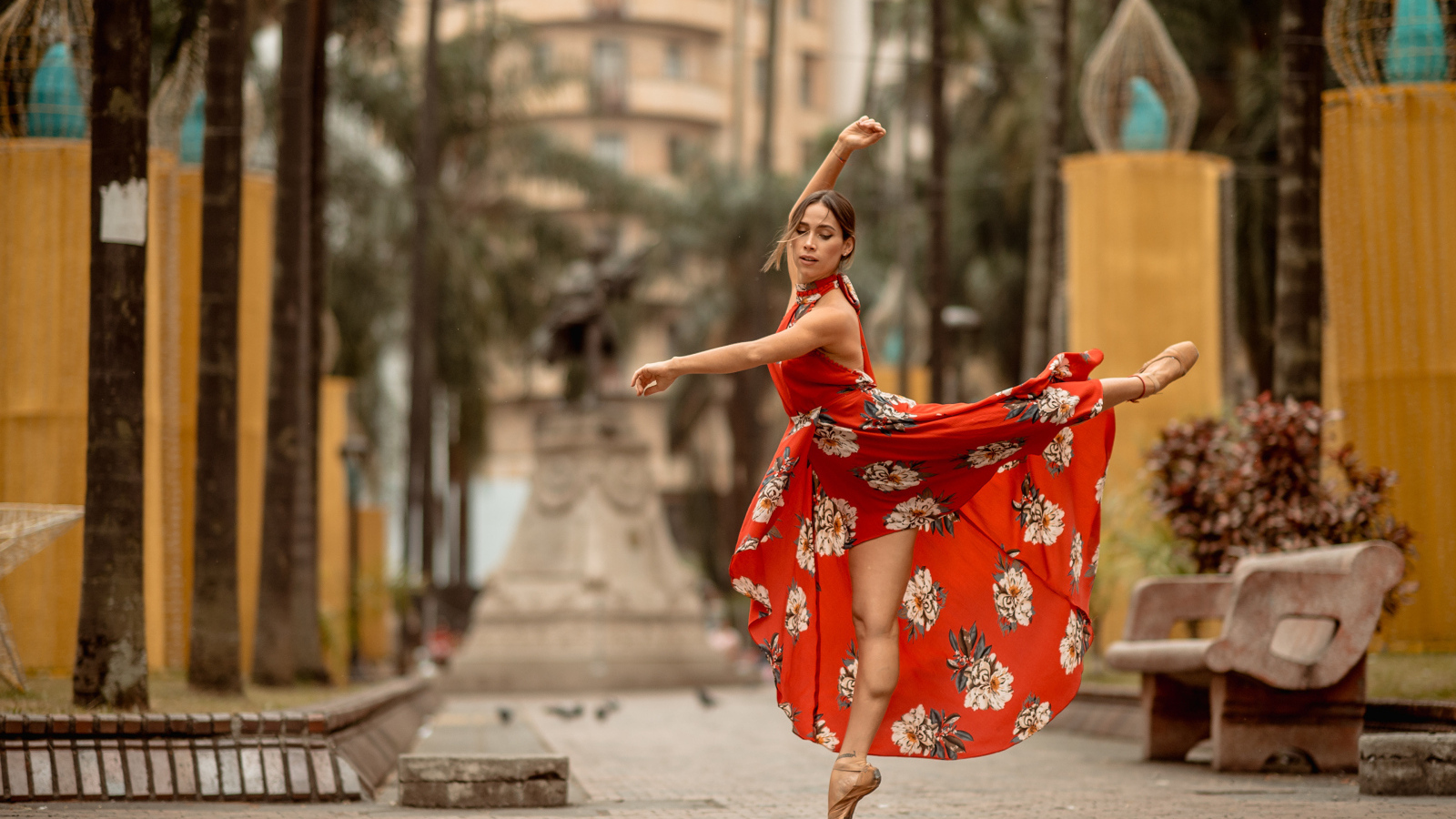 Балерина в красивом платье танцует