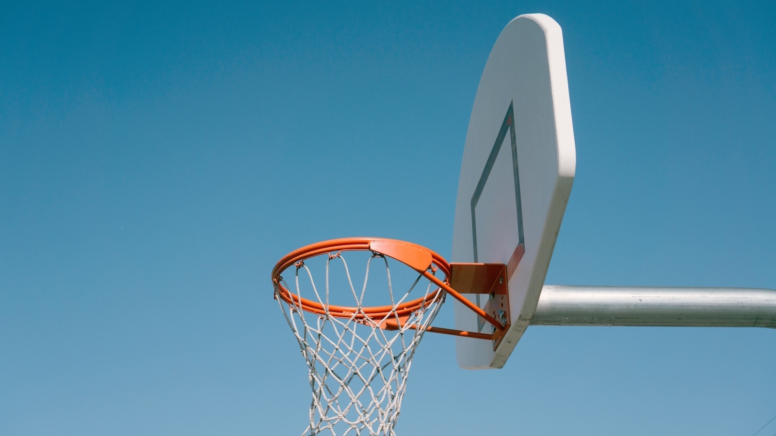 Кольцо для игры в баскетбол на фоне голубого неба