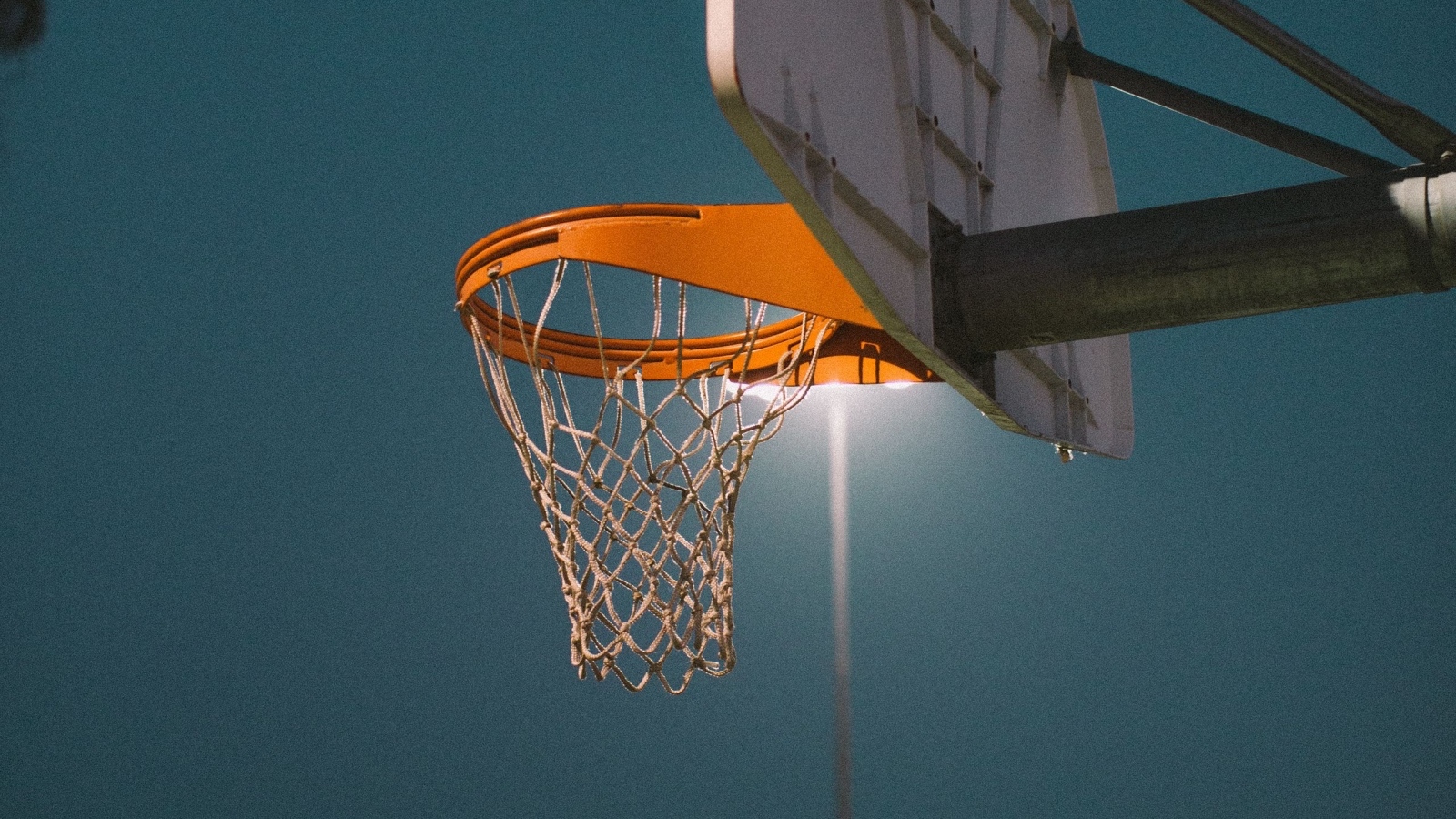 Баскетбольное кольцо в свете фонаря