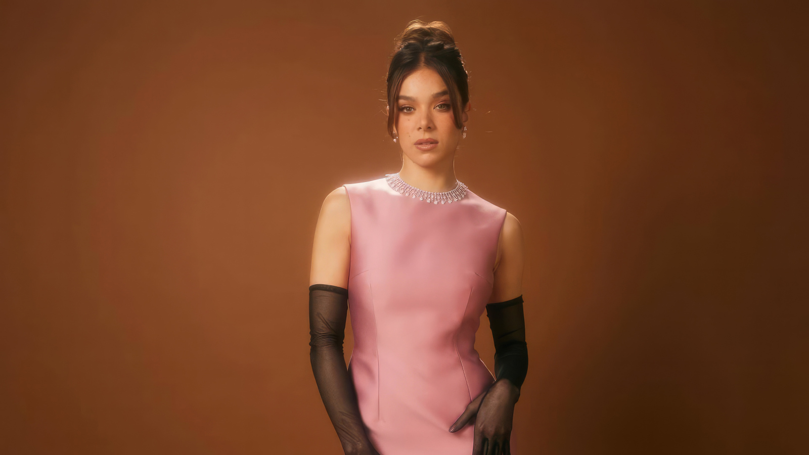 Красивая актриса Хейли Стейнфилд в розовом платье и черных перчатках