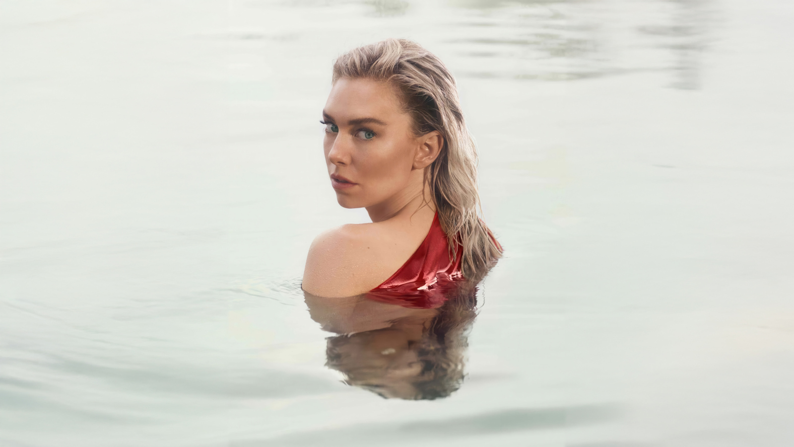 Красивая блондинка актриса Ванесса Кирби в воде