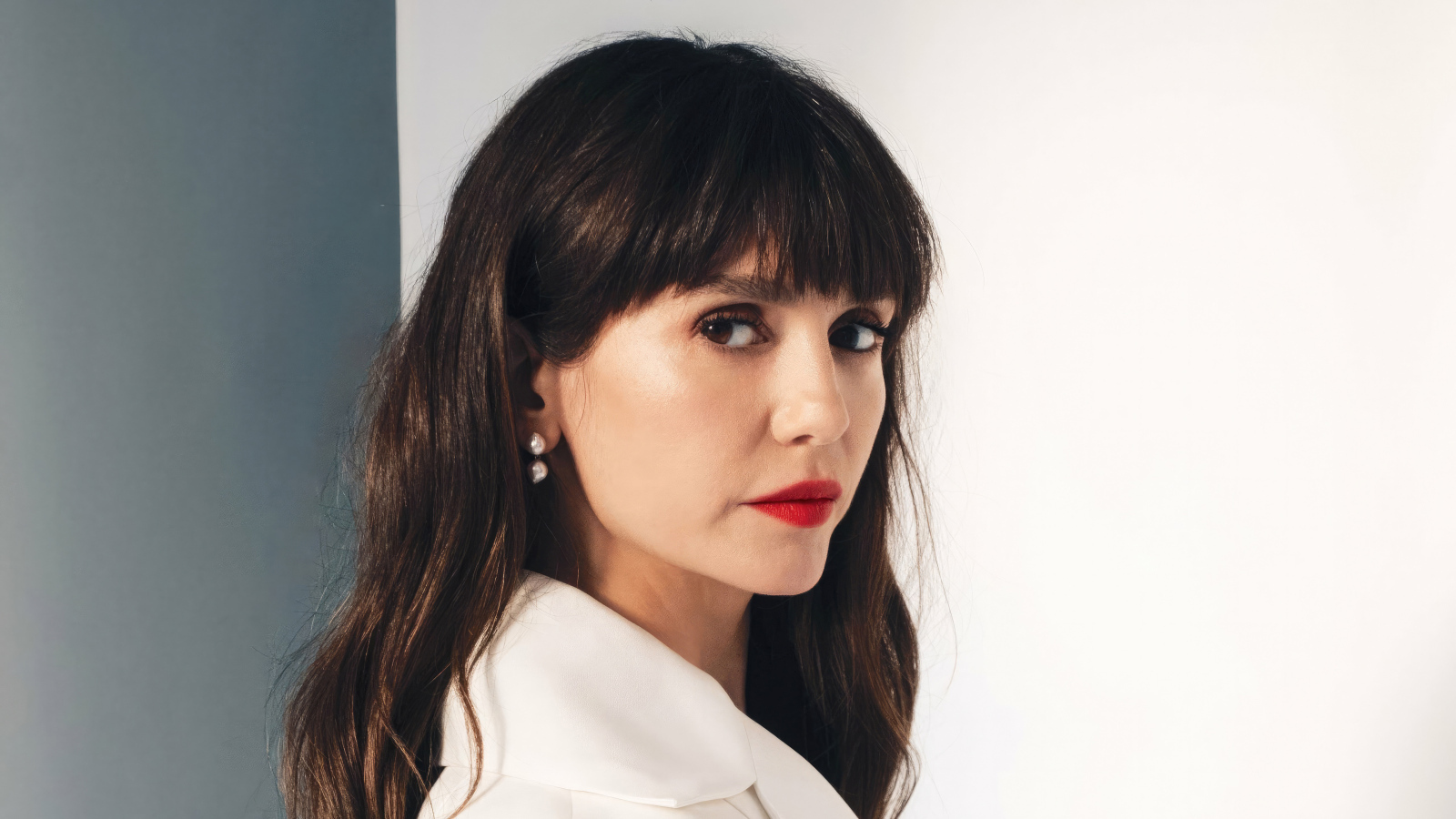 Красивая кареглазая девушка актриса Нина Добрев