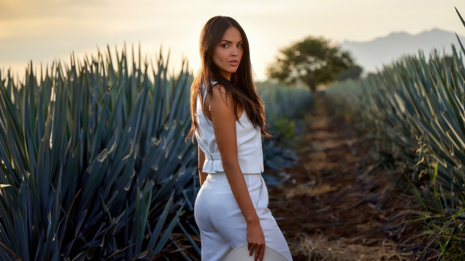 Красивая девушка актриса Эйса Гонсалес в белом костюме