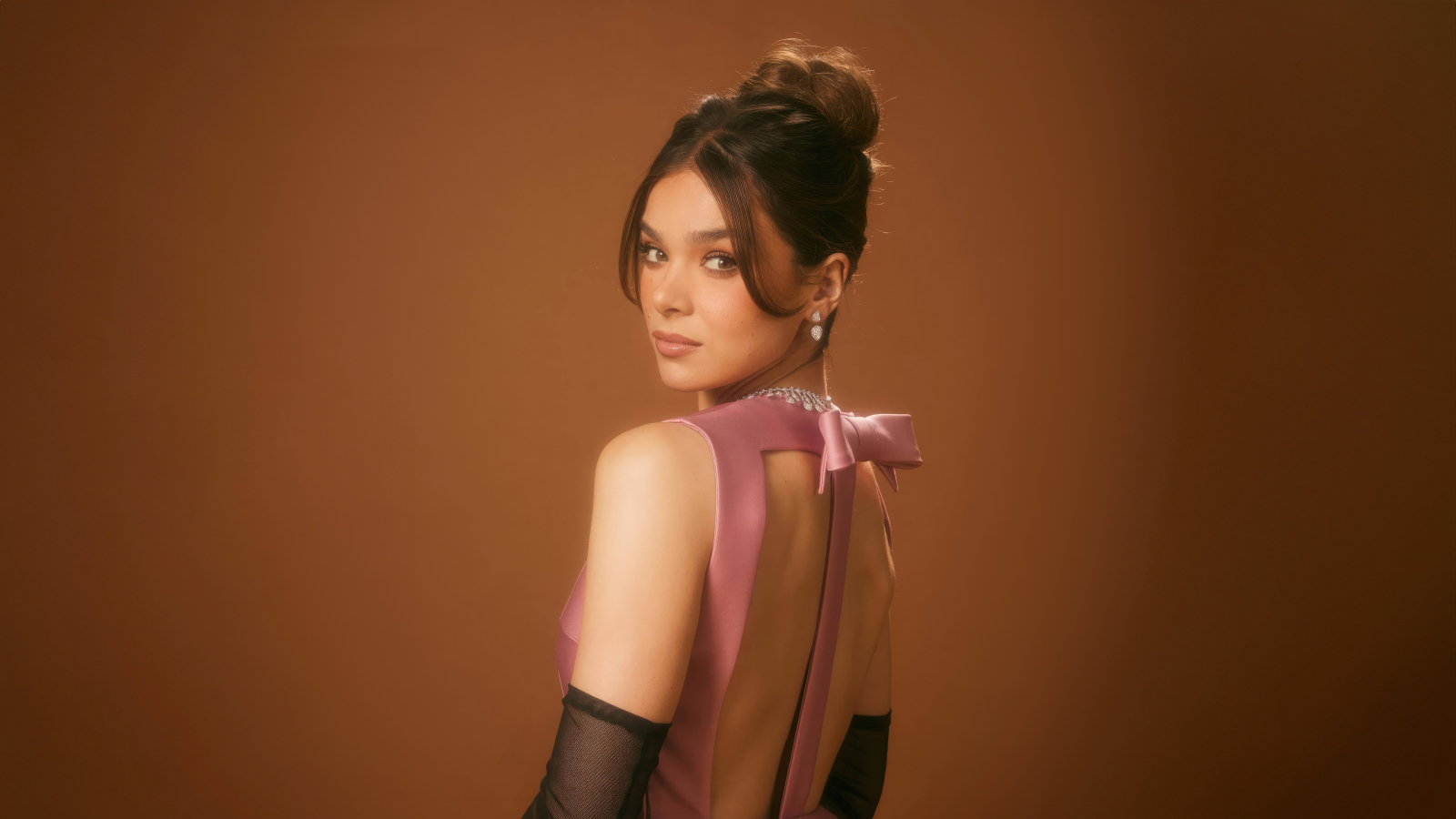 Красивая девушка актриса Хейли Стейнфилд с прической на голове