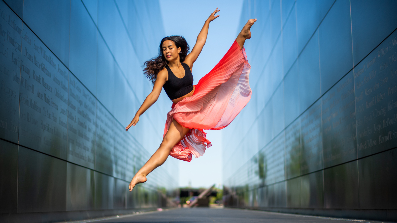 Красивая девушка делает красивый прыжок 