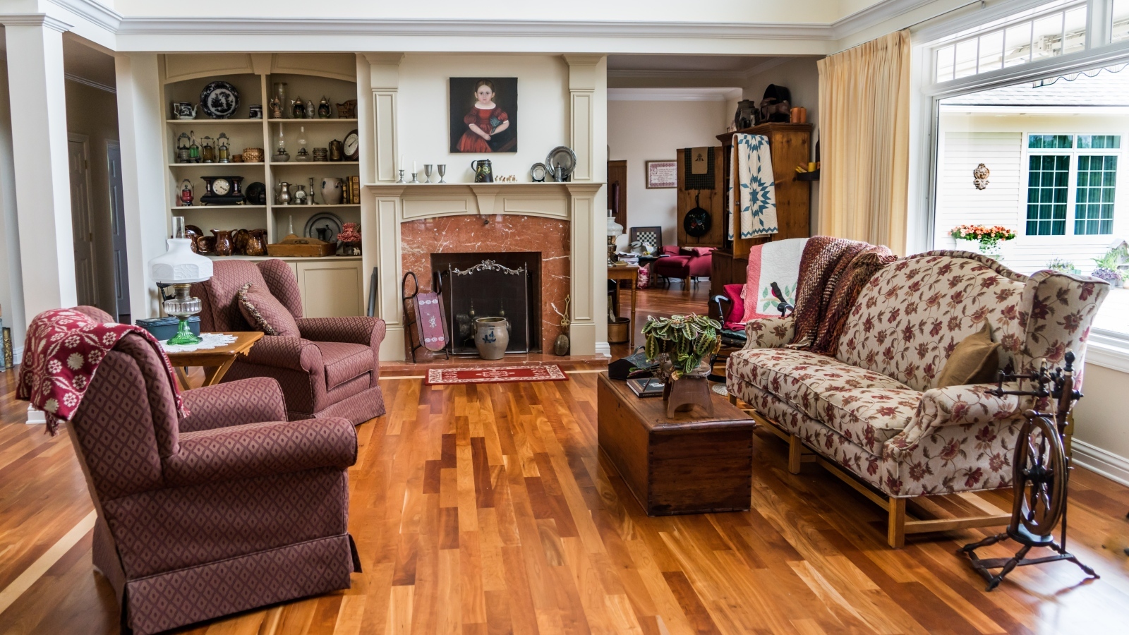 Красивая старая мебель в гостиной