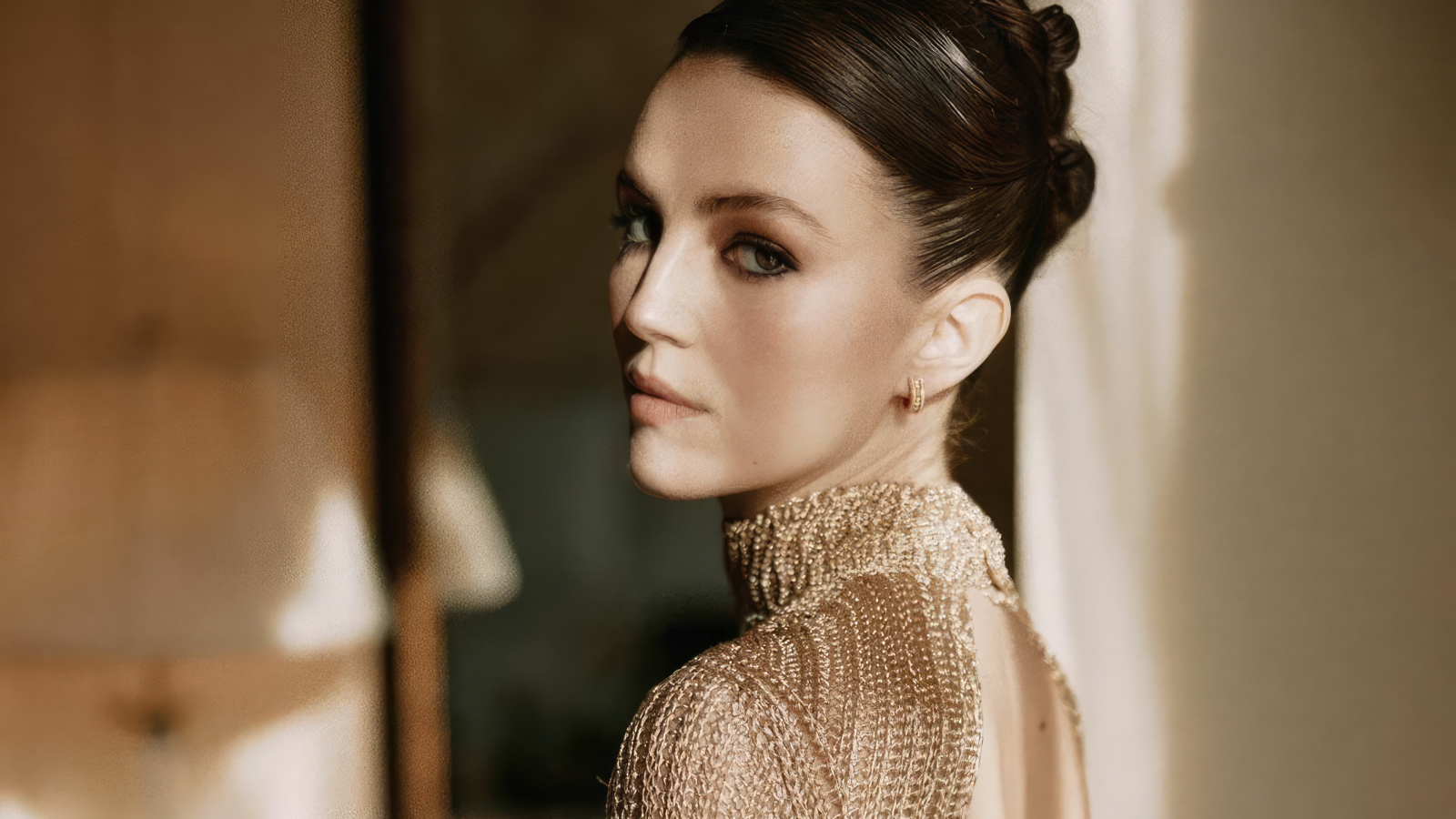 Красивая молодая актриса Элла Хант