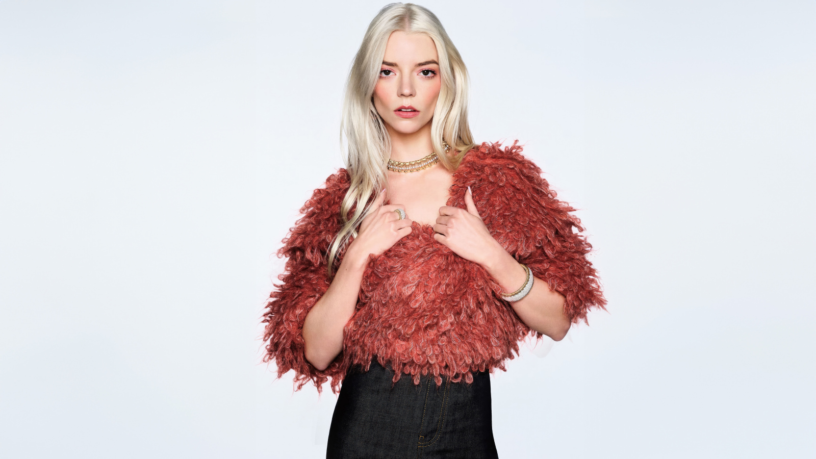 Блондинка Аня Тейлор-Джой на сером фоне