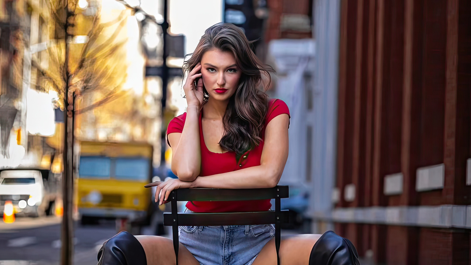 Яркая девушка Рейчел Пиццолато сидит на стуле