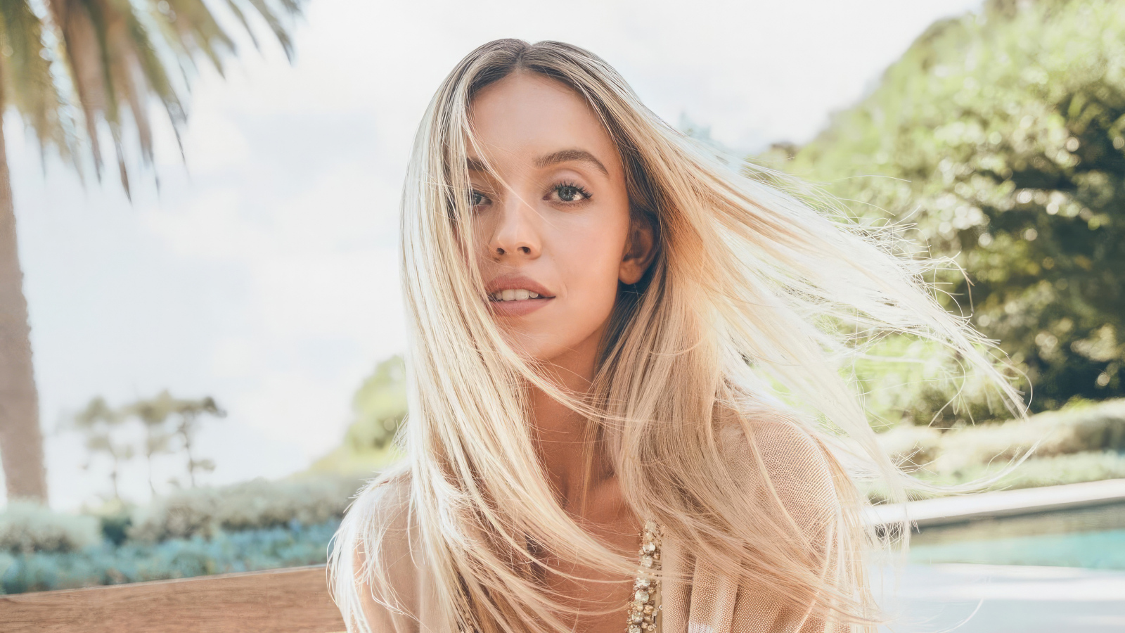 Милая блондинка с длинными волосами Сидни Суини