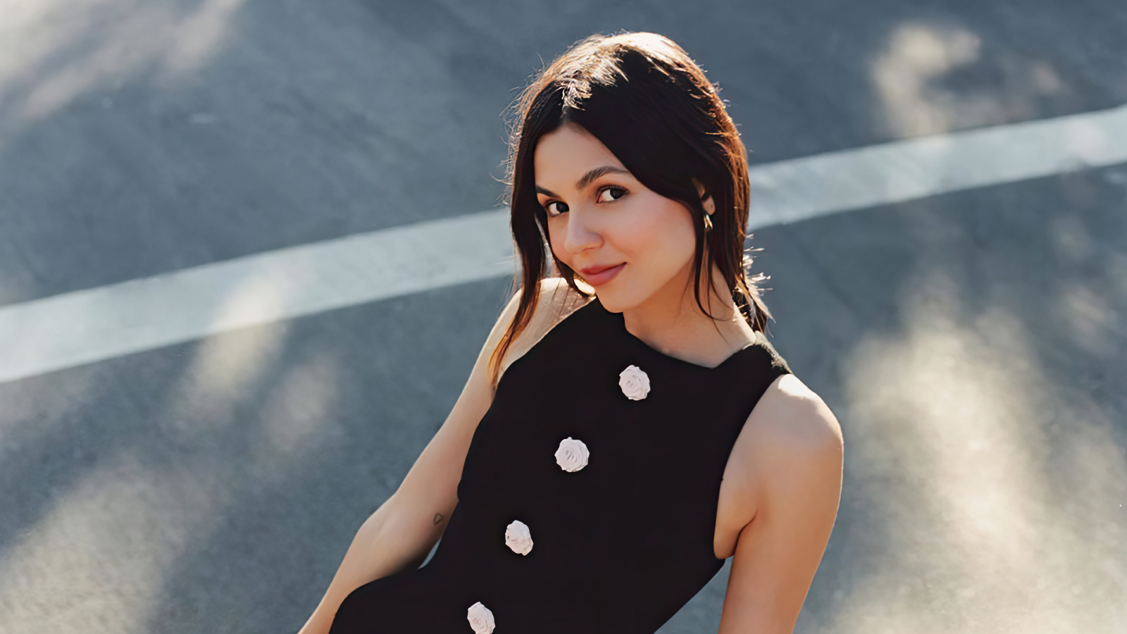 Милая кареглазая брюнетка актриса Виктория Джастис