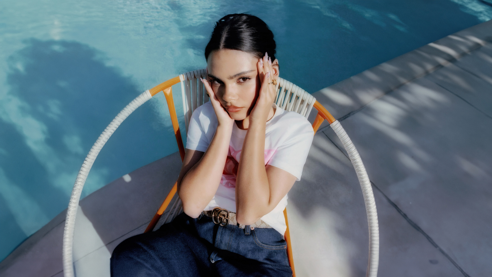 Милая девушка Ариана Гринблатт на кресле у бассейна