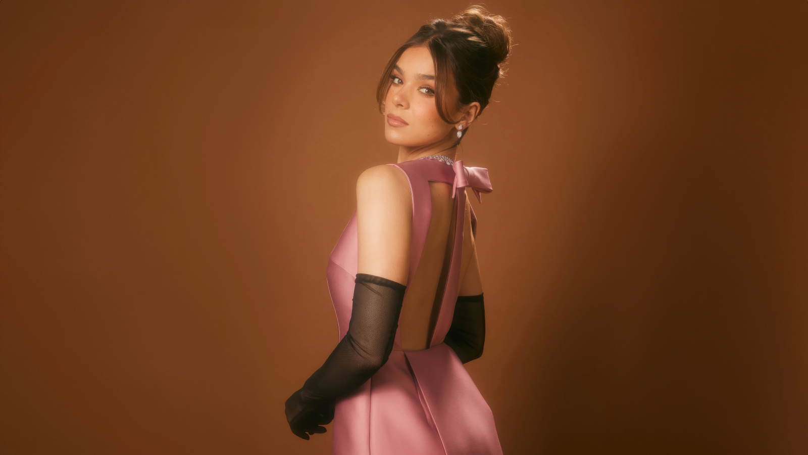 Милая девушка актриса Хейли Стейнфилд в розовом платье