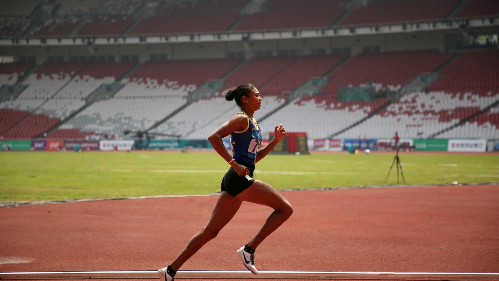Девушка бегун на стадионе