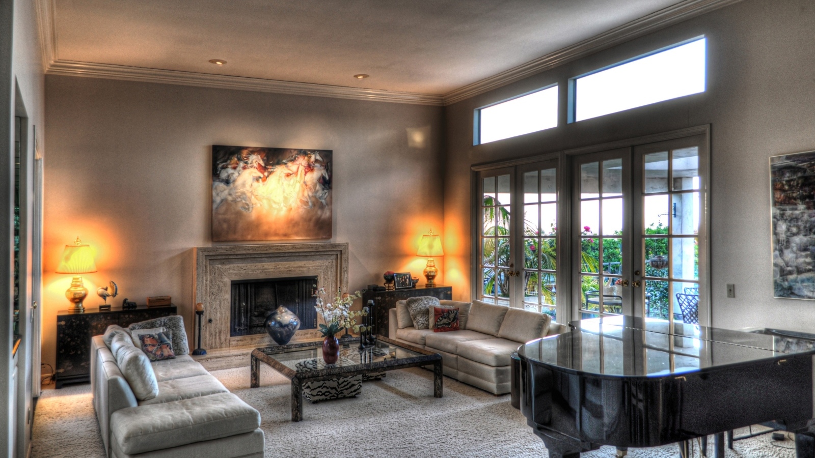 Большая гостиная с камином и большим черным роялем