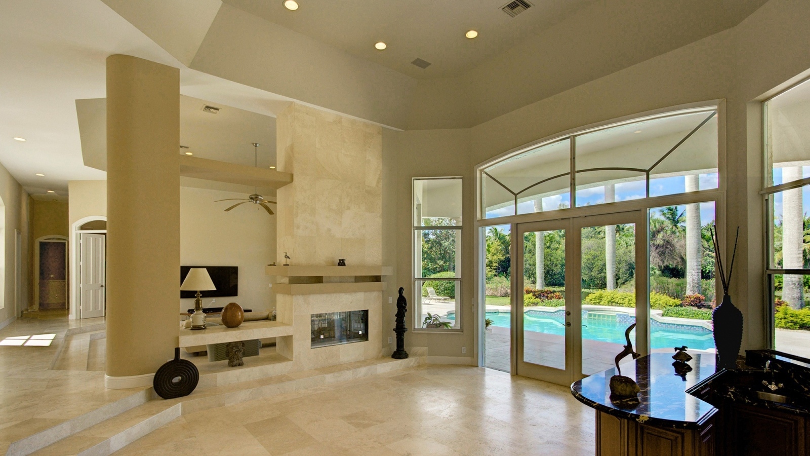 Большой просторный дом с выходом к бассейну