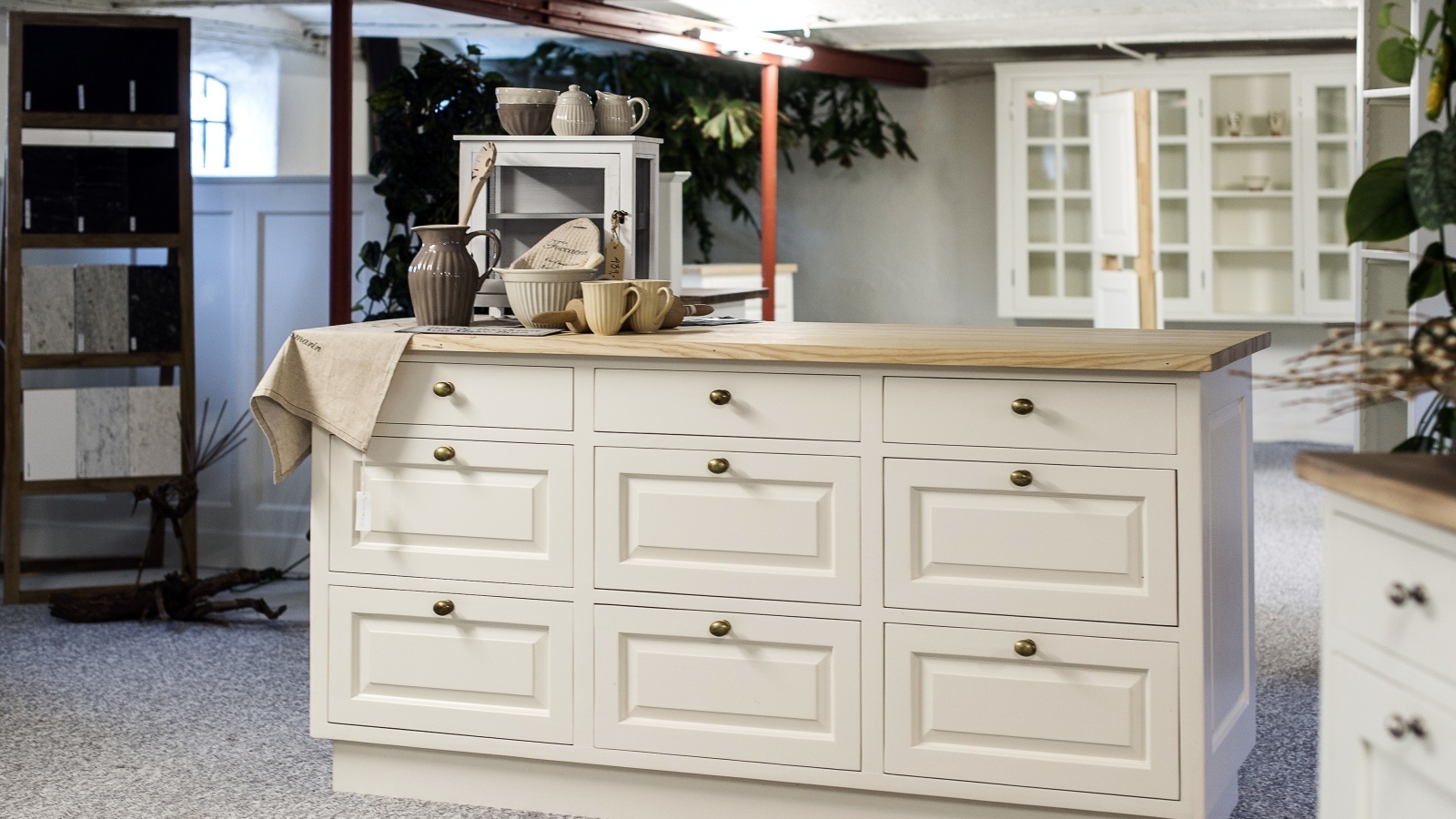 Большой белый комод в комнате