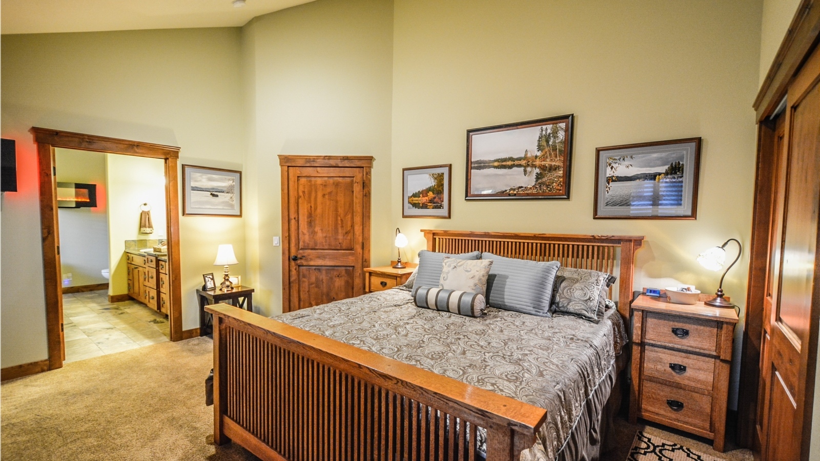 Большая деревянная двуспальная кровать в комнате