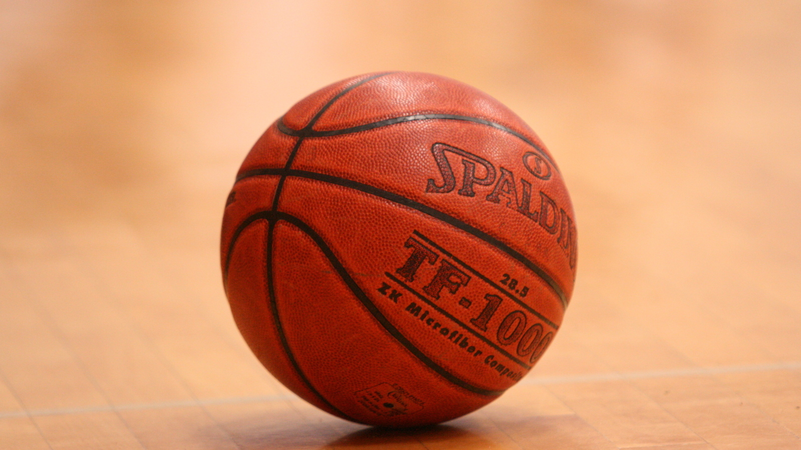 Кожаный мяч на баскетбольном поле