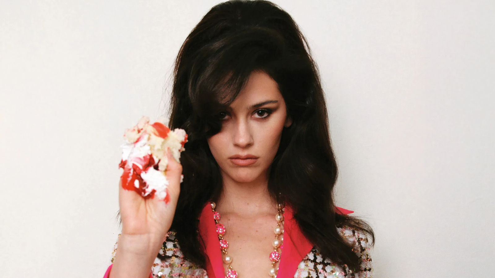 Длинноволосая американская актриса Грэйси Абрамс