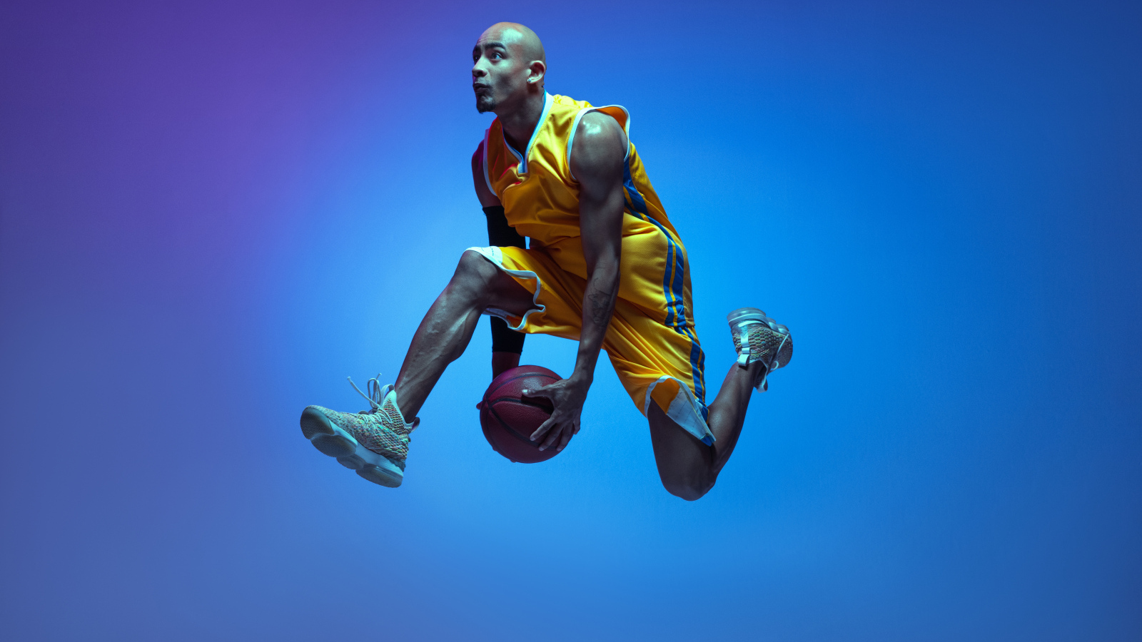 Мужчина баскетболист с мячом в руках 