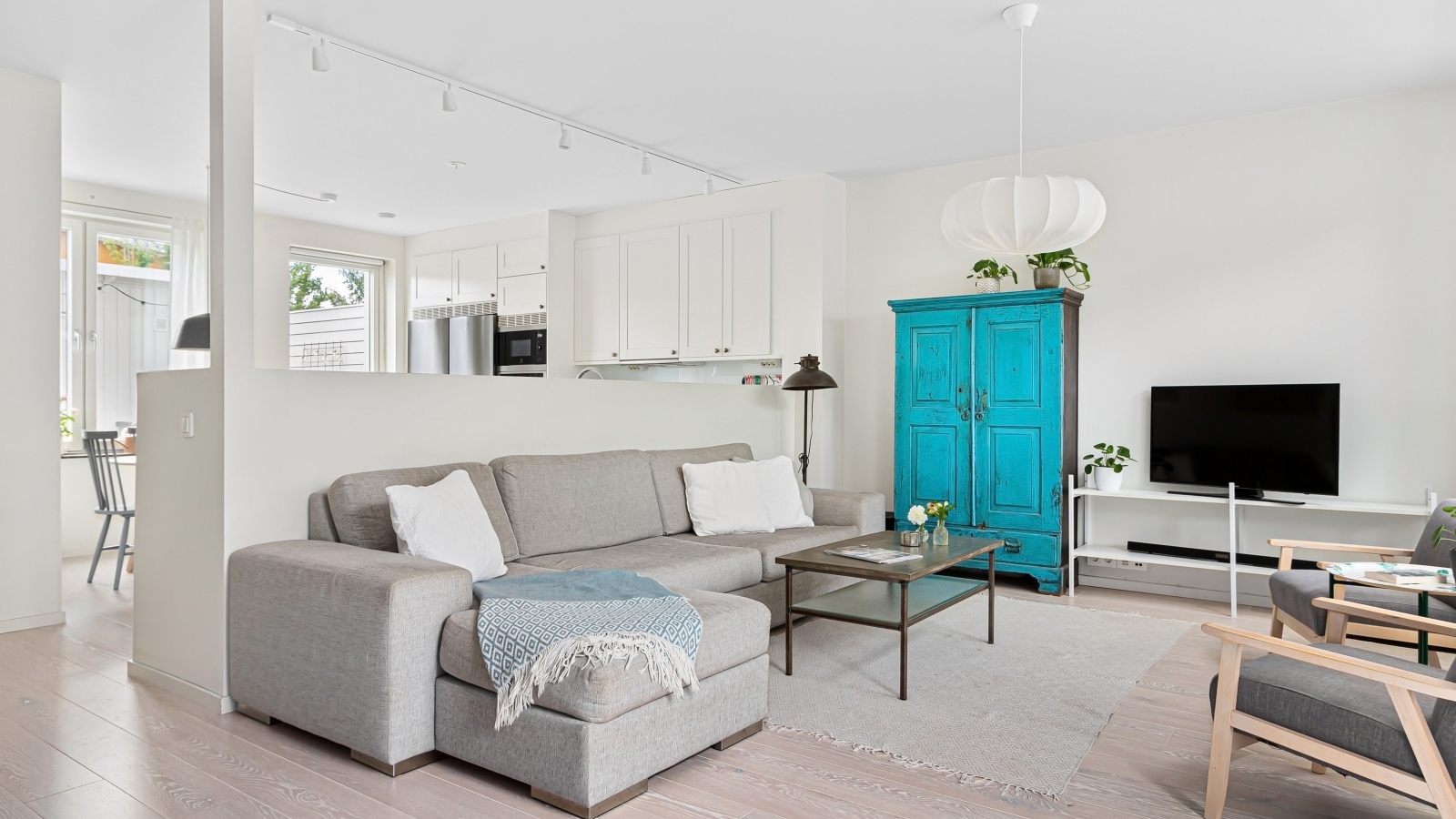 Просторная гостиная комната  с серым диваном