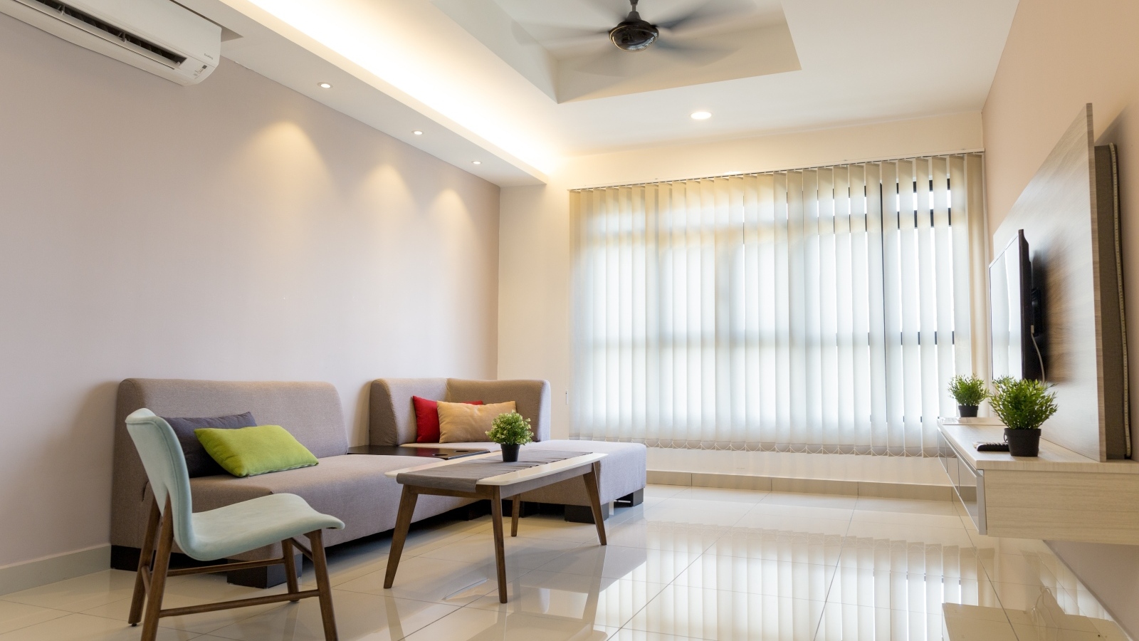 Просторная гостиная с небольшим количеством мебели