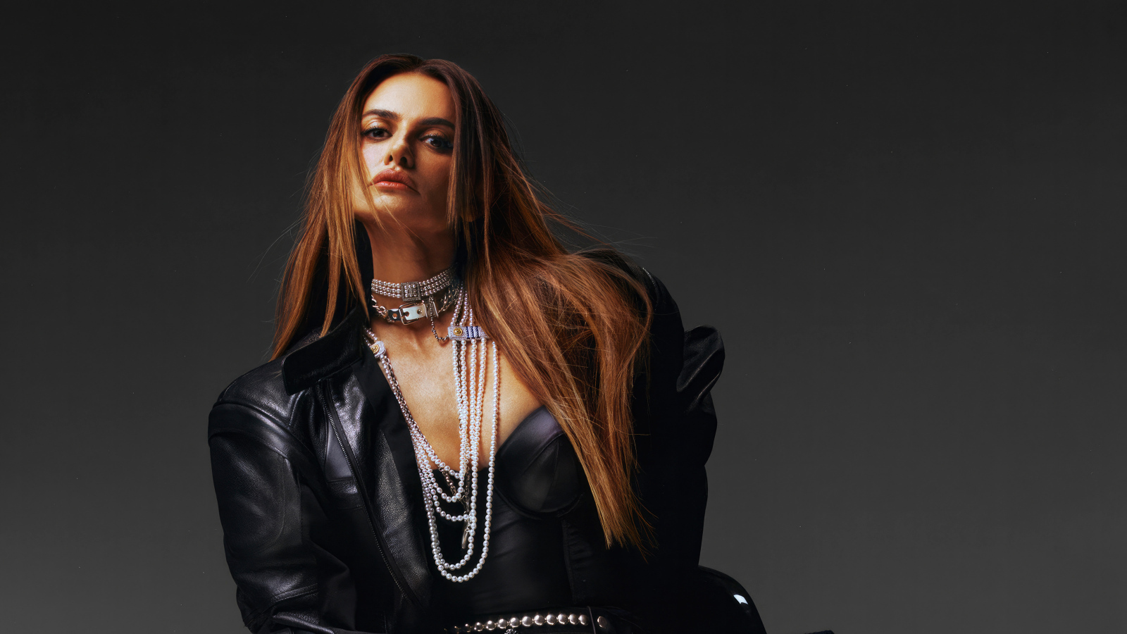 Эффектная Пенелопа Крус в черной кожаной куртке