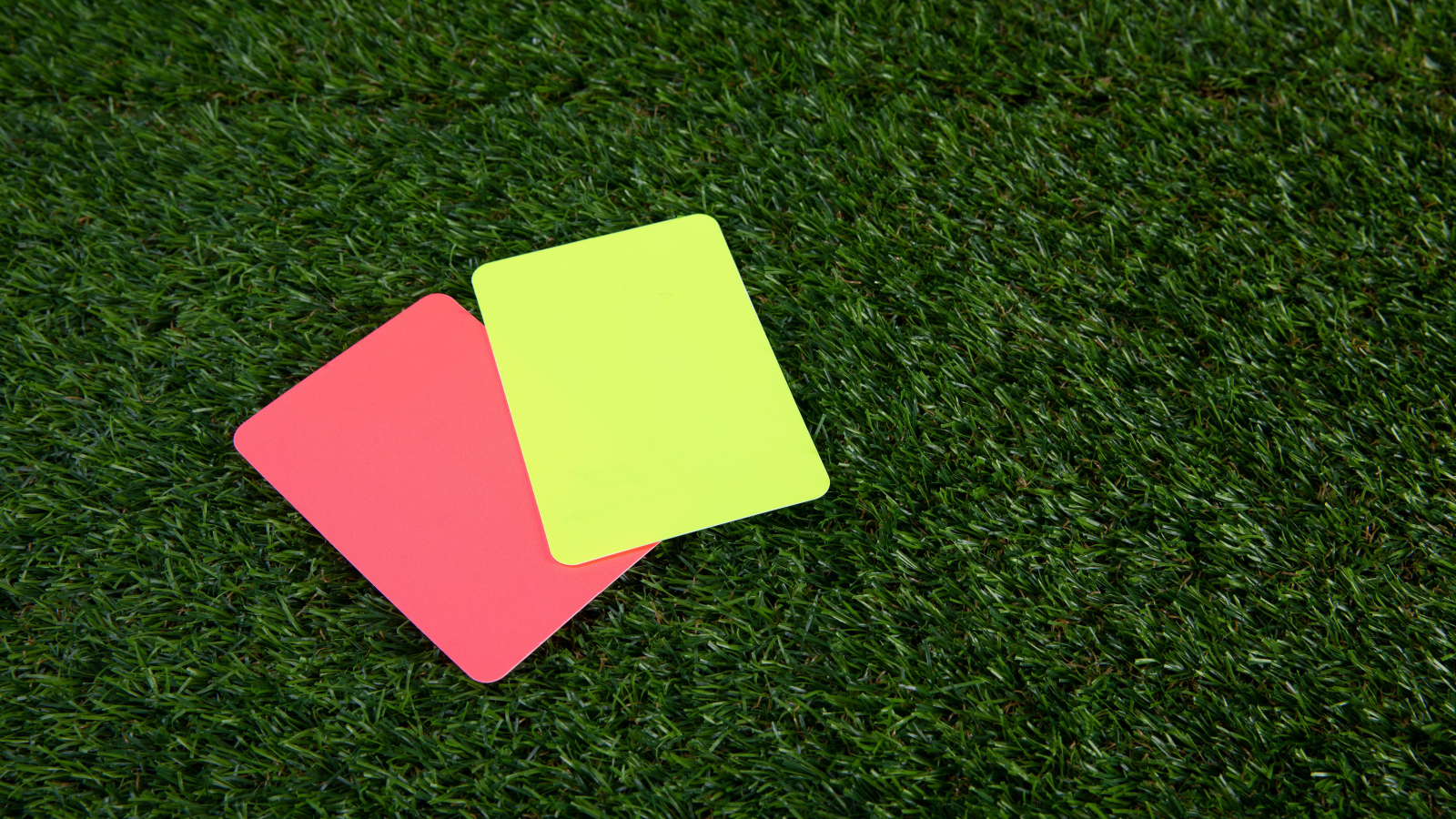 Две карточки на футбольном поле