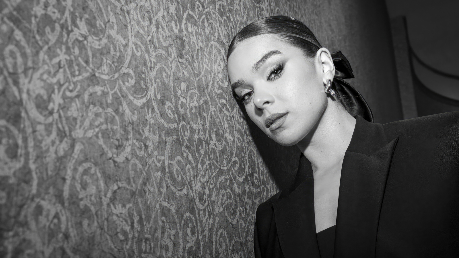 Молодая американская актриса Хейли Стейнфилд у стены